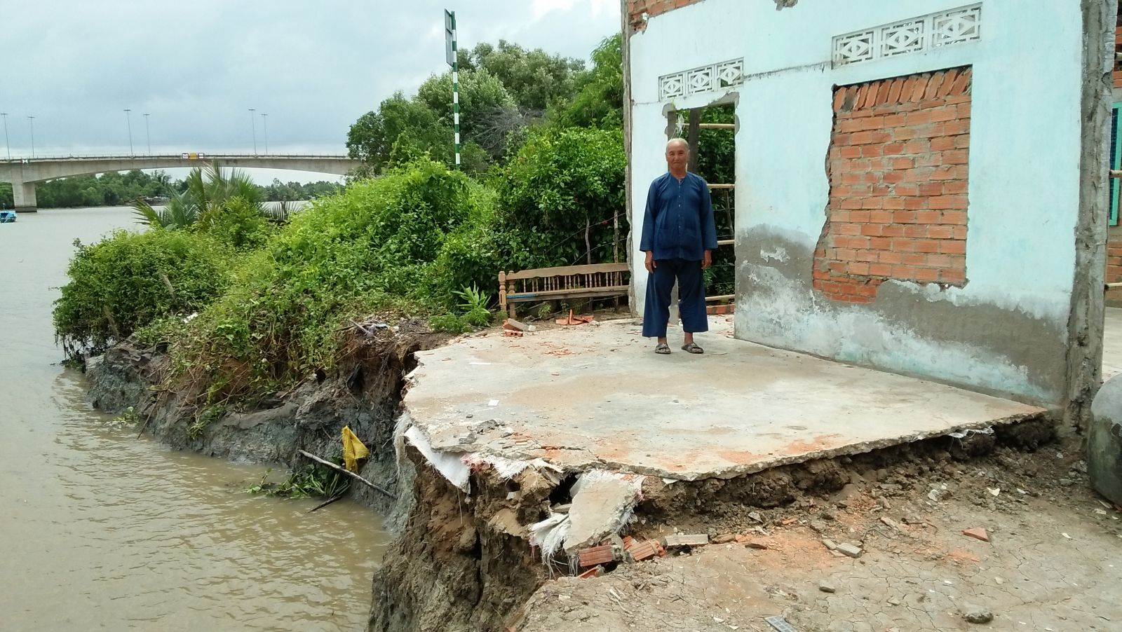 Sạt lở khu vực cầu Kênh Nước Mặn, huyện Cần Đước đã xảy ra nhiều năm qua