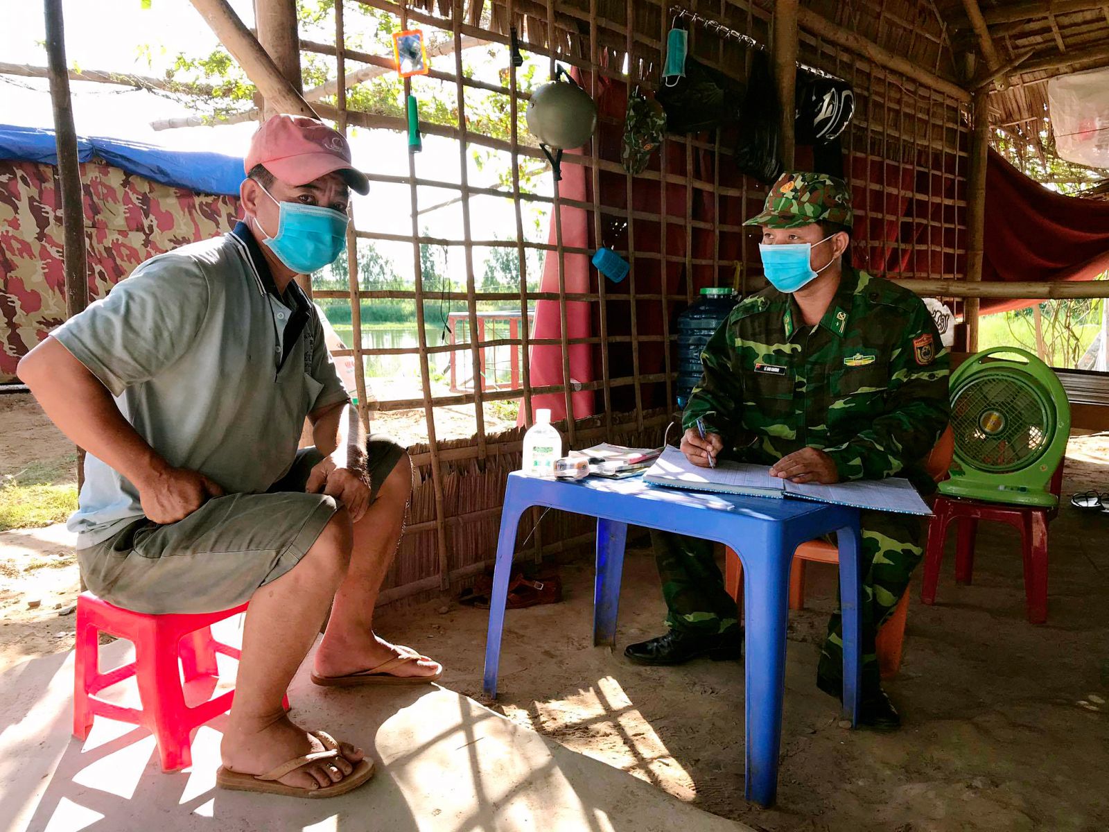 Lính biên phòng nơi tuyến đầu chống dịch Cán bộ Đồn Biên phòng Sông Trăng điều tra, làm rõ vụ việc nhập cảnh trái phép