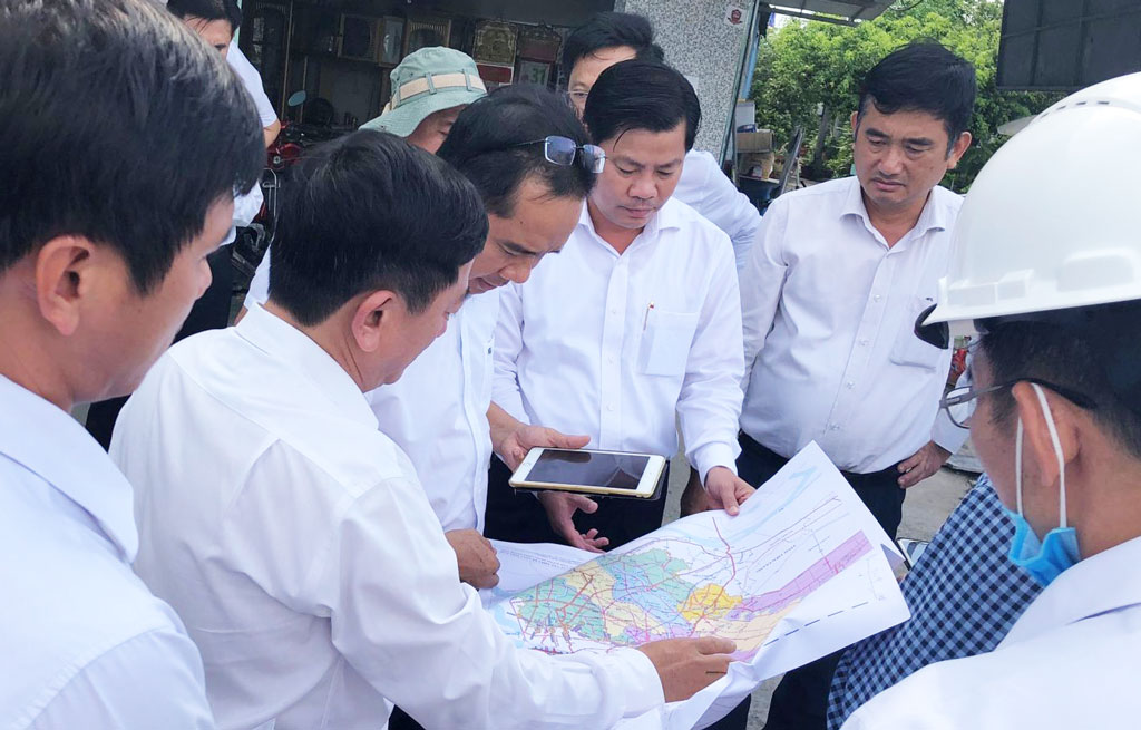 The delegation practically surveys the routes in Can Duoc district