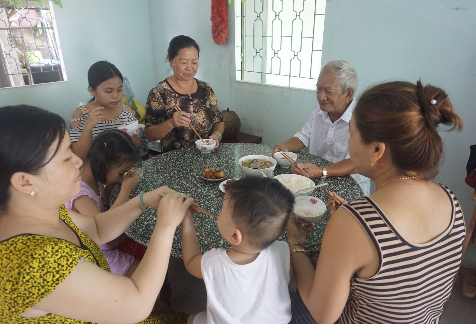 Bữa cơm đầm ấm ở gia đình ông Nguyễn Văn Một