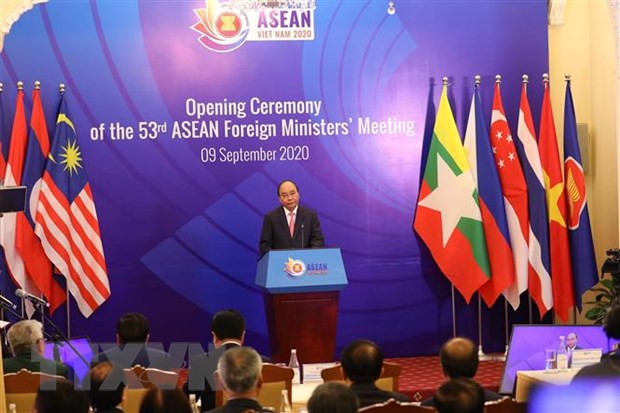 Thủ tướng Nguyễn Xuân Phúc, Chủ tịch ASEAN 2020 phát biểu tại phiên khai mạc AIPA 41. (Ảnh: Lâm Khánh/TTXVN)
