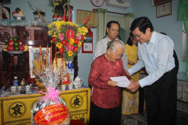 Nguyên Chủ tịch nước - Trương Tấn Sang dự lễ bàn giao nhà tình thương ở xã Long Định, huyện Cần Đước