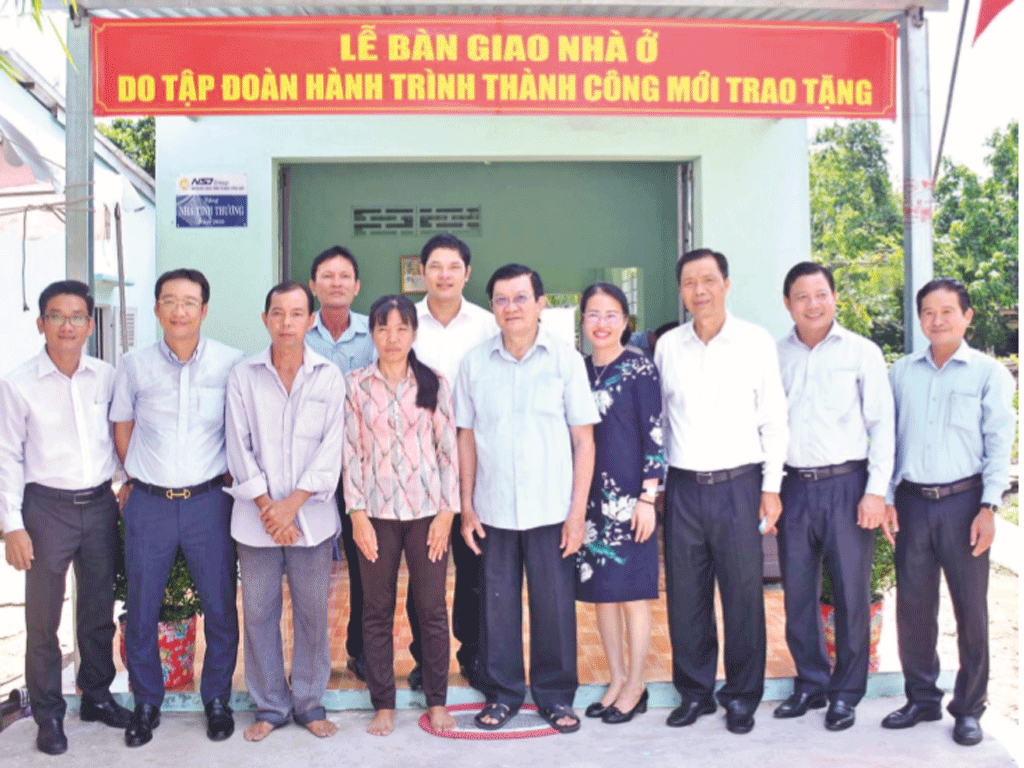 Nguyên Chủ tịch nước - Trương Tấn Sang cùng lãnh đạo UBND tỉnh, lãnh đạo huyện Cần Giuộc trao tặng nhà tình thương cho hộ nghèo (Ảnh: Kiên Định)