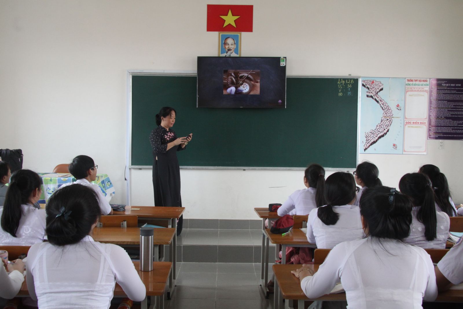 Những ngôi trường mang dấu ấn bác Tư Sang Giáo viên Trường THPT Hậu Nghĩa dạy theo giáo án điện tử (Ảnh: Ngọc Thạch)