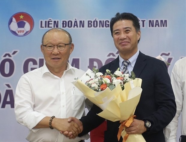 VFF Technical Director Yusuke Adachi (R) and coach Park Hang-seo (Photo: VNA)