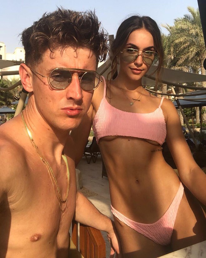 Thủ quân Tom Cairney (Fulham) và bạn gái Abbie Richards. Chụp màn hình trang cá nhân