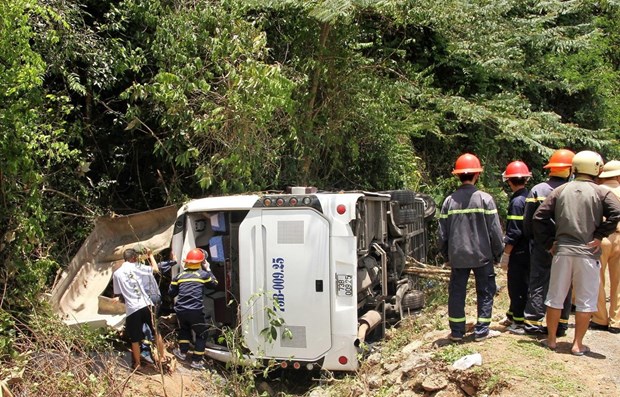 Hiện trường vụ tai nạn giao thông lật xe khách ở Quảng Bình ngày 26/7/2020 khiến 15 người thiệt mạng. (Ảnh: TTXVN)