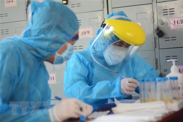 Việt Nam luôn trong trạng thái sẵn sàng chống đại dịch COVID-19 Các nhân viên y tế làm xét nghiệm SARS-CoV-2. (Ảnh: Văn Dũng/TTXVN)