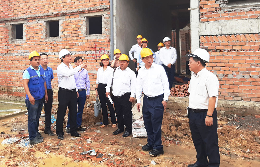 Vice Chairman of Long An People's Committee - Pham Tan Hoa surveys construction progress of Thien Ho Duong High School Vice Chairman of Long An People's Committee - Pham Tan Hoa suggests the construction unit to speed up the progress, but ensure the technique, work quality and labor safety
