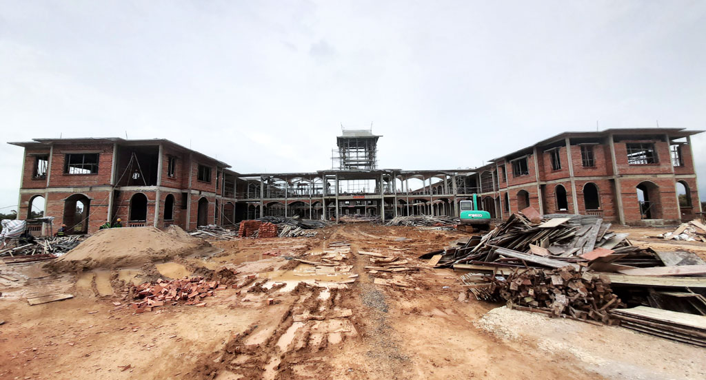 Vice Chairman of Long An People's Committee - Pham Tan Hoa surveys construction progress of Thien Ho Duong High School Thien Ho Duong High School project has done 65 percent of the work up to now