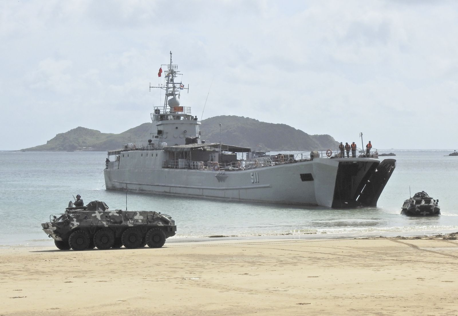 Tàu 511 huấn luyện hiệp đồng đổ bộ đường biển với lực lượng Hải quân đánh bộ