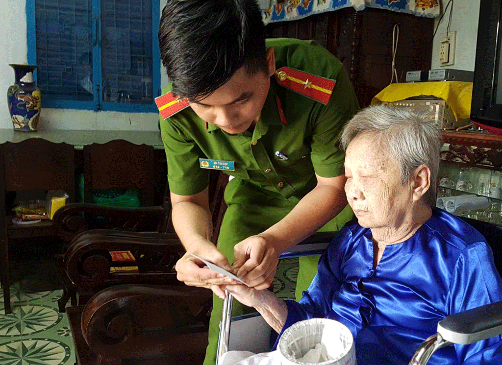 Lan tỏa phong trào thi đua Vì an ninh Tổ quốc Công an đến tận nhà làm chứng minh nhân dân cho người già