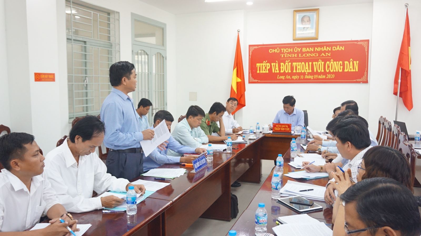 Chủ tịch UBND tỉnh - Trần Văn Cần trong buổi tiếp, đối thoại công dân