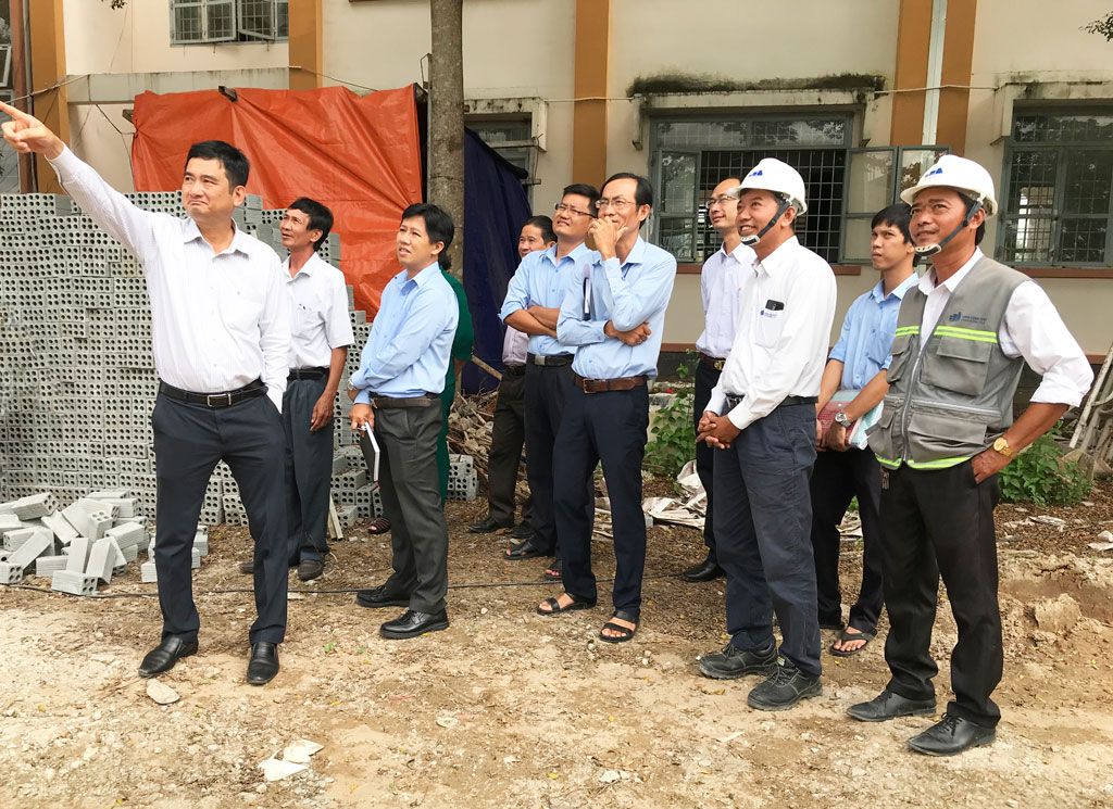 Vice Chairman of Long An People's Committee - Pham Van Canh inspects progress of constructing school works and equipment Vice Chairman of Long An People's Committee - Pham Van Canh (L) inspects the progress of school construction and equipment in Can Giuoc district