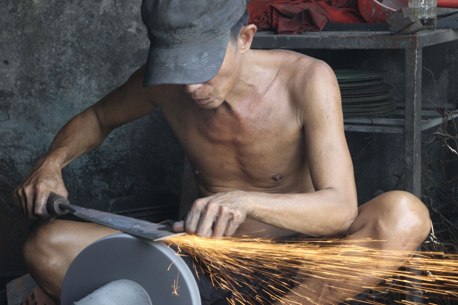 Dao là sản phẩm duy nhất ở Kế Mỹ vẫn phải làm theo truyền thống, cần đến những người thợ lành nghề