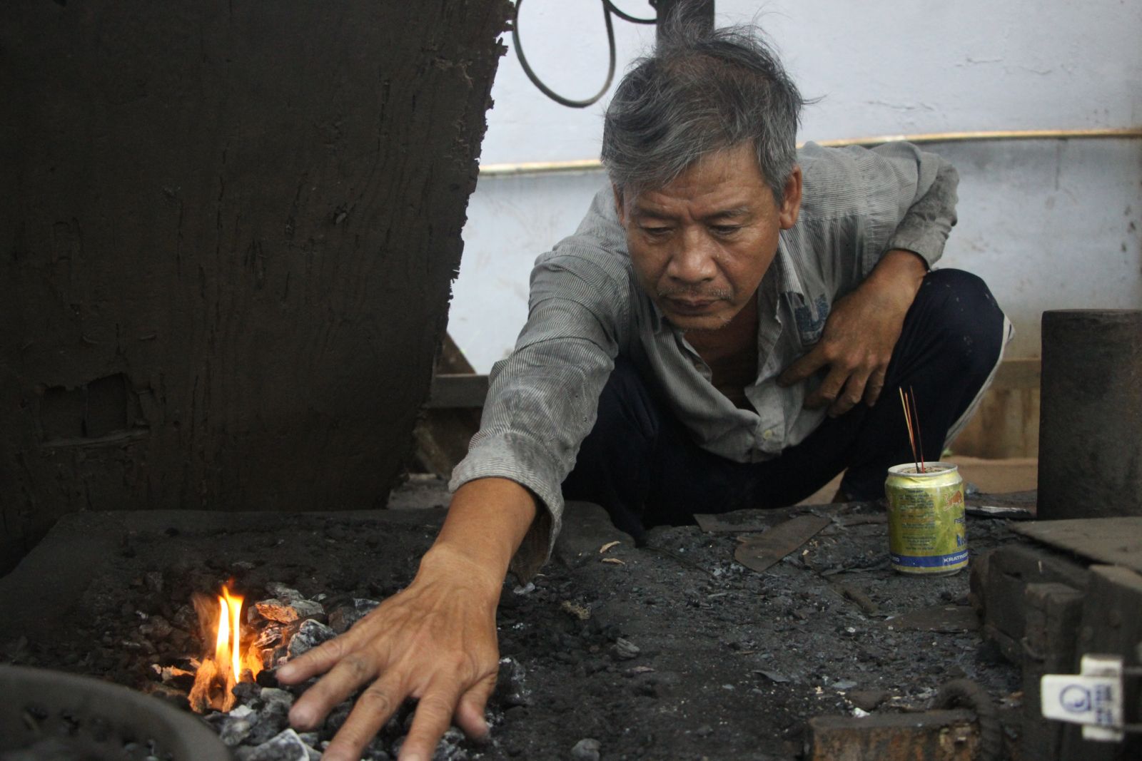 “Rèn được một cái dao vừa bén, vừa đẹp, nhìn ưng cái bụng là tự mình thấy khoái” - ông Chín Hí bộc bạch