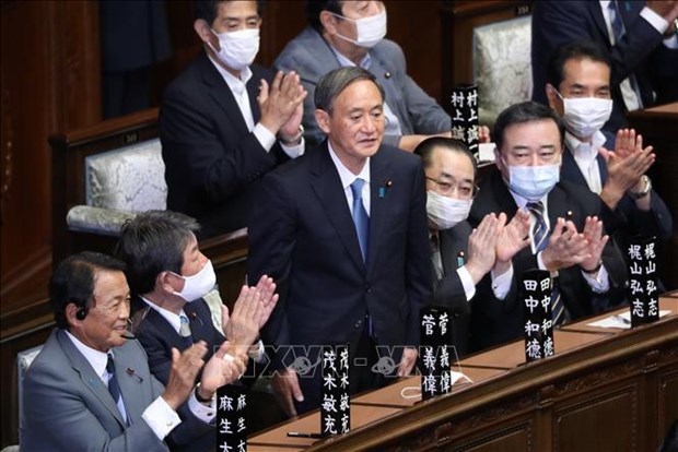 New Prime Minister of Japan Suga Yoshihide (standing) (Photo: Xinhua/VNA)