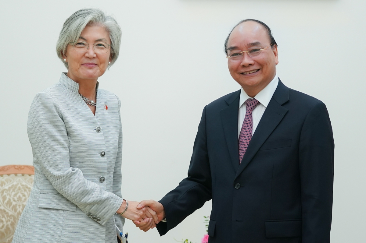 Thủ tướng Nguyễn Xuân Phúc tiếp Bộ trưởng Ngoại giao Hàn Quốc Kang Kyung Wha. Ảnh: VGP/Quang Hiếu