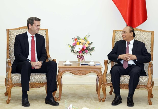 Prime Minister welcomes new ADB Country Director The meeting between Prime Minister Nguyen Xuan Phuc (R) and ADB Country Director Andrew Jeffries on September 17 (Photo: VNA)