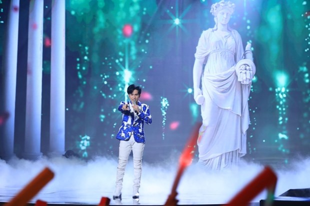 Vietnamese pop stars make TV comeback Pop star Dan Truong performs at the opening show of VTV’s Bai Hat Dau Tien (Debut Song) on September 14 (Photo courtesy of the organiser)