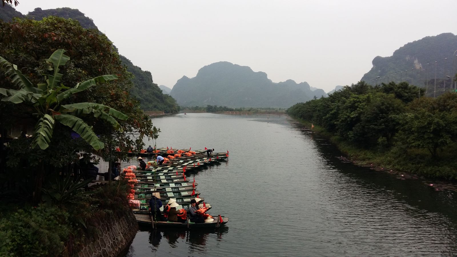 Dưới sông, những chiếc thuyền nhỏ neo đậu sát nhau xung quanh khu bến tạo nên một cảnh đẹp hữu tình