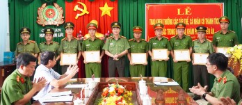 Khen thưởng thành tích xuất sắc trong khám phá chuyên án cướp tài sản, hiếp dâm