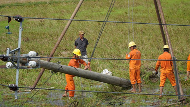 Bão số 5 gây ra nhiều thiệt hại về cơ sở hạ tầng tại các tỉnh miền Trung. Ảnh: Nguyễn Phúc