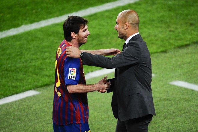 Messi (trái) được cho là rất muốn tái hợp người thầy cũ Guardiola ở Man City. AFP