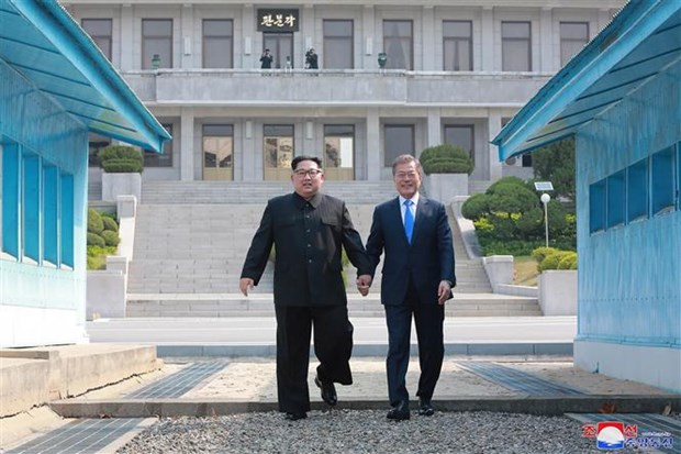 Tổng thống Hàn Quốc Moon Jae-in (phải) và nhà lãnh đạo Triều Tiên Kim Jong-un tại Hội nghị thượng đỉnh ở làng đình chiến Panmunjom ngày 29/4/2018. (Ảnh: AFP/TTXVN)
