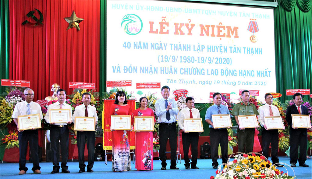 Tan Thanh: 40th anniversary of establishing district celebrated The collectives and individuals receive certificates of merit from the Provincial People's Committee for their outstanding achievements in contributing to social development