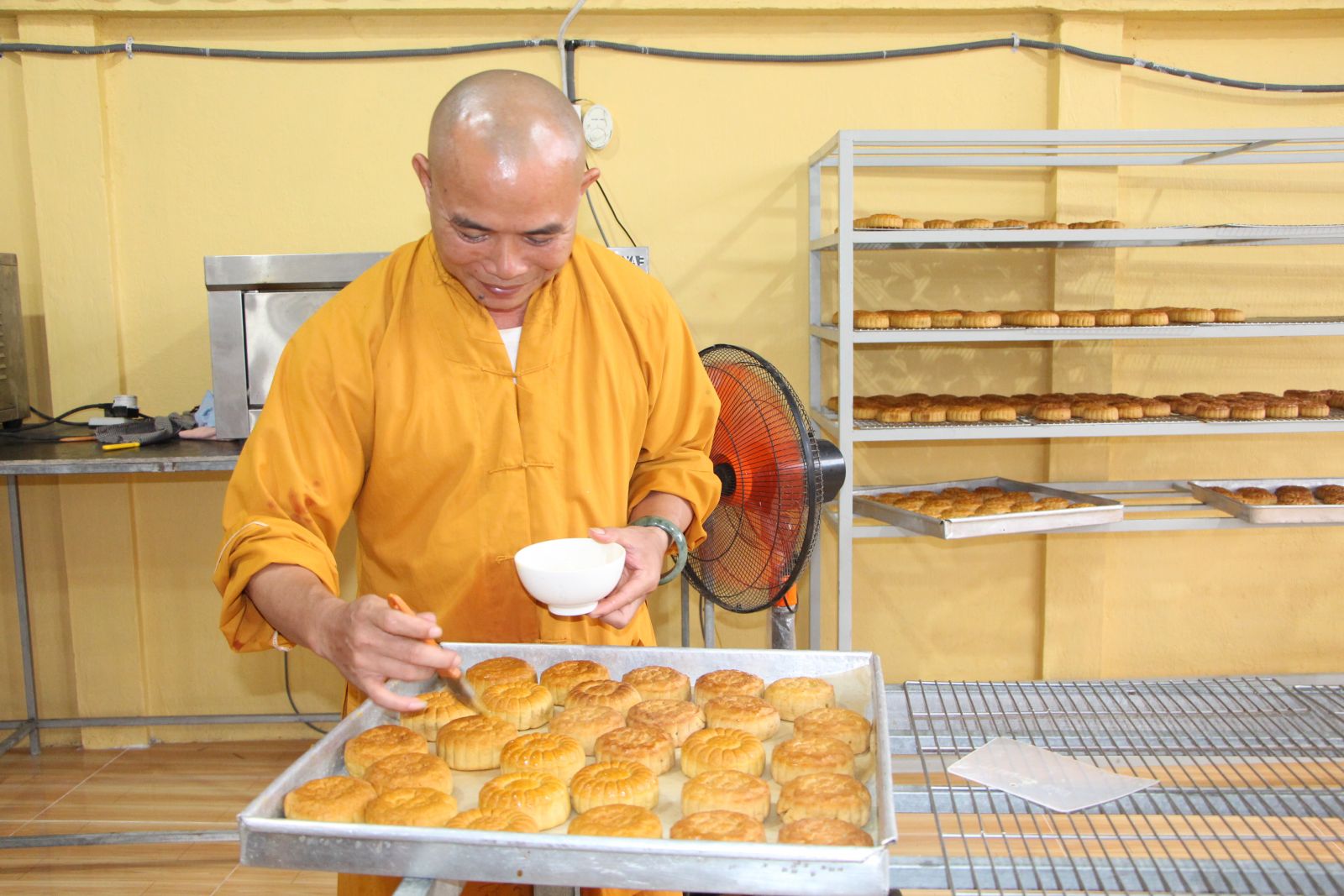 Chùa Pháp Vân làm bánh tặng trẻ em nghèo và bán không lợi nhuận