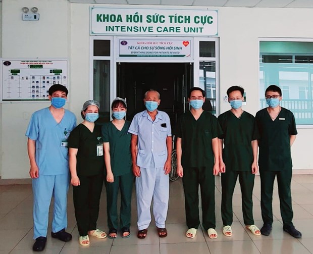 Trường hợp được công bố khỏi COVID-19 tại Bệnh viện Bệnh nhiệt đới Trung ương. (Ảnh: PV/Vietnam+)