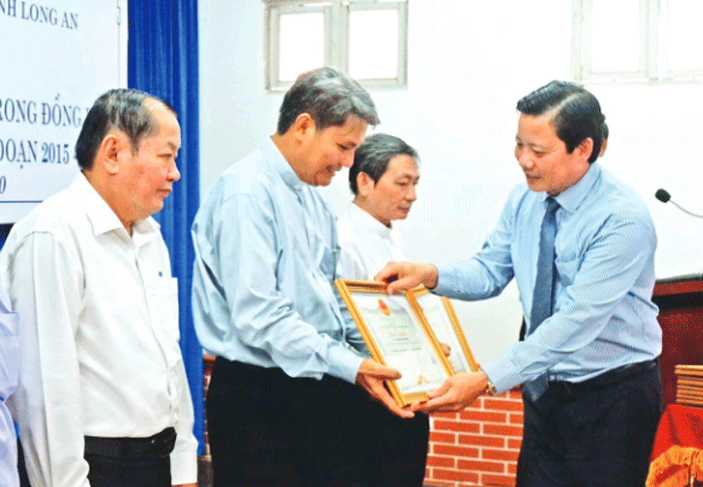 Phó Chủ tịch UBND tỉnh - Phạm Tấn Hòa trao tặng bằng khen cho các cá nhân