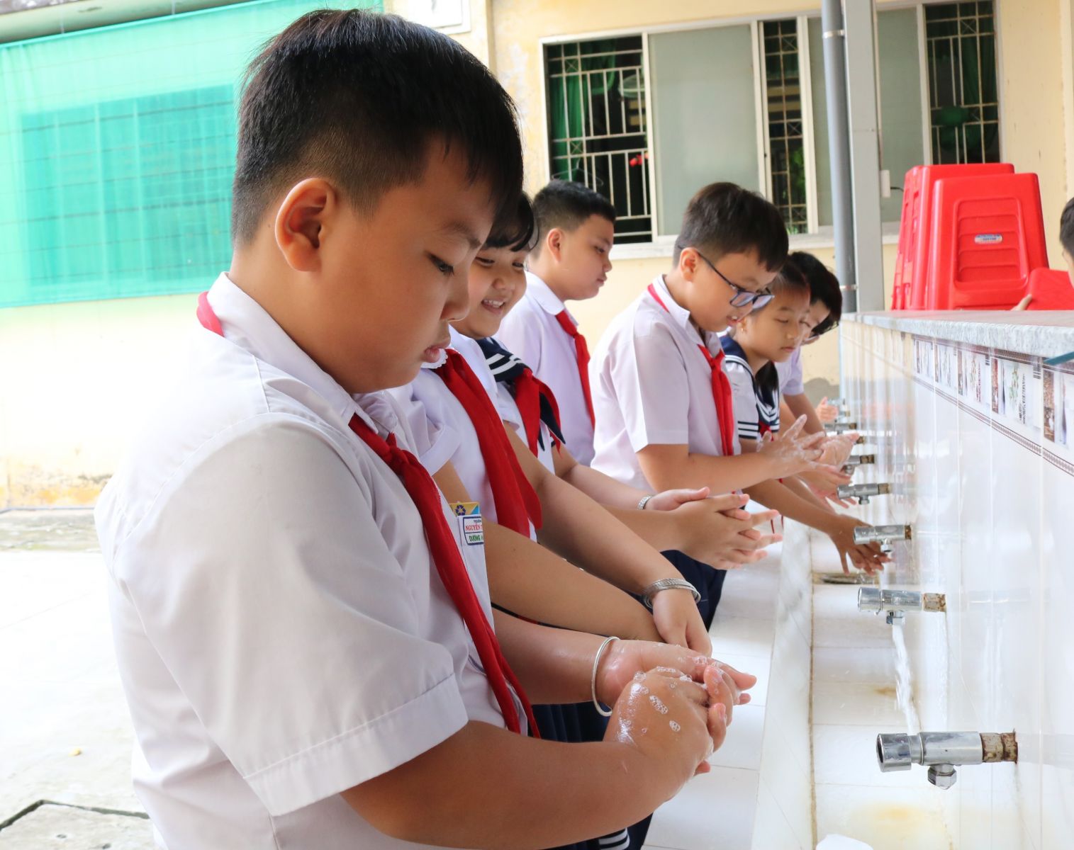 Học sinh rửa tay thường xuyên bằng xà phòng