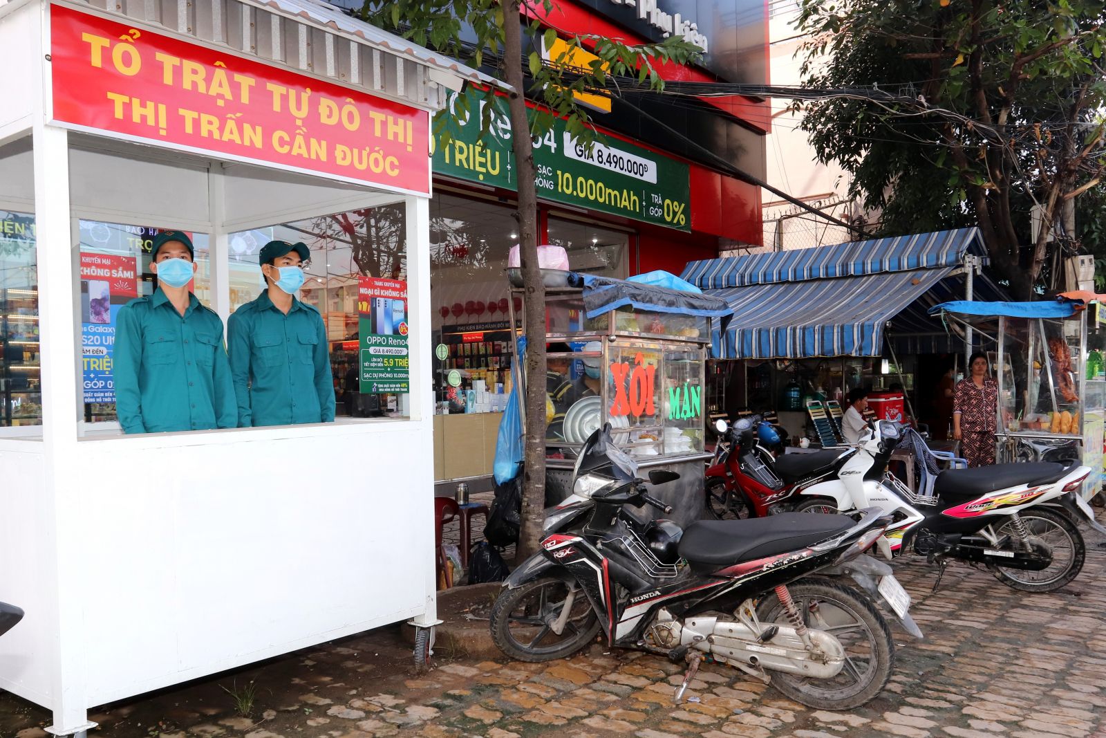 Thành viên Tổ trật tự đô thị luôn có mặt tại chốt, kịp thời tiếp nhận ý kiến phản ánh của người dân