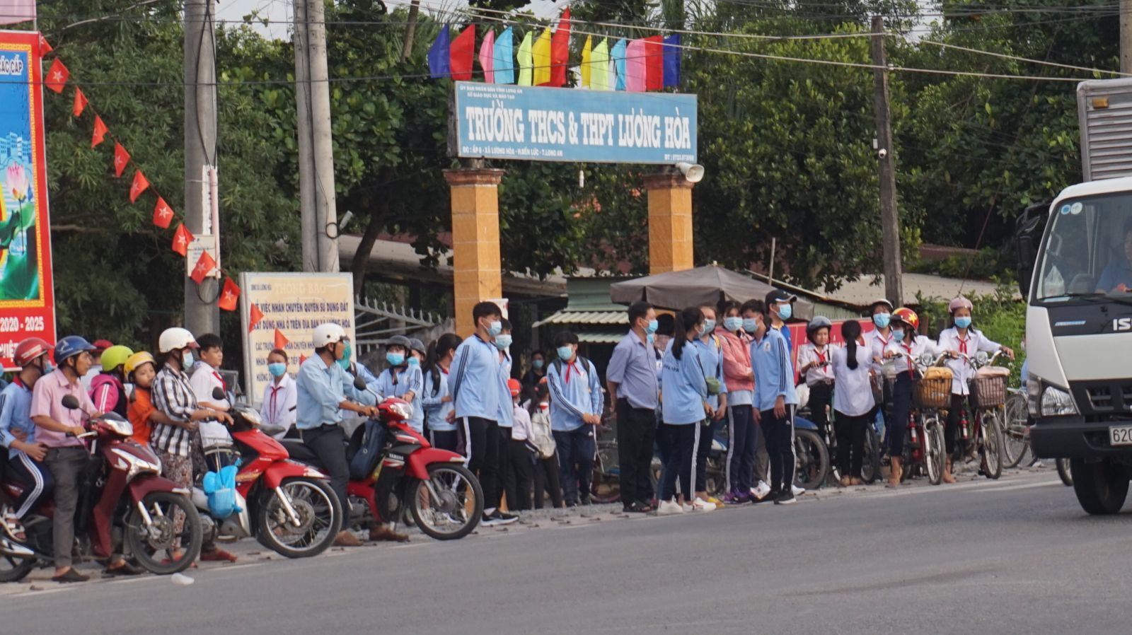 Giờ tan trường của học sinh Trường THCS&THPT Lương Hòa
