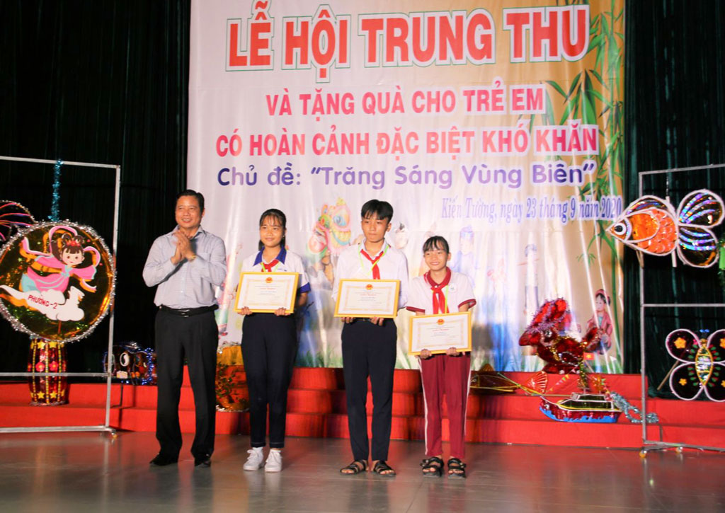 Long An: Mid-Autumn Festival organized, extremely needy children presented gifts The Organizing Committee award the whole delegation prize