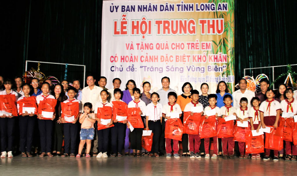 Long An: Mid-Autumn Festival organized, extremely needy children presented gifts Gifts are presented to extremely needy children