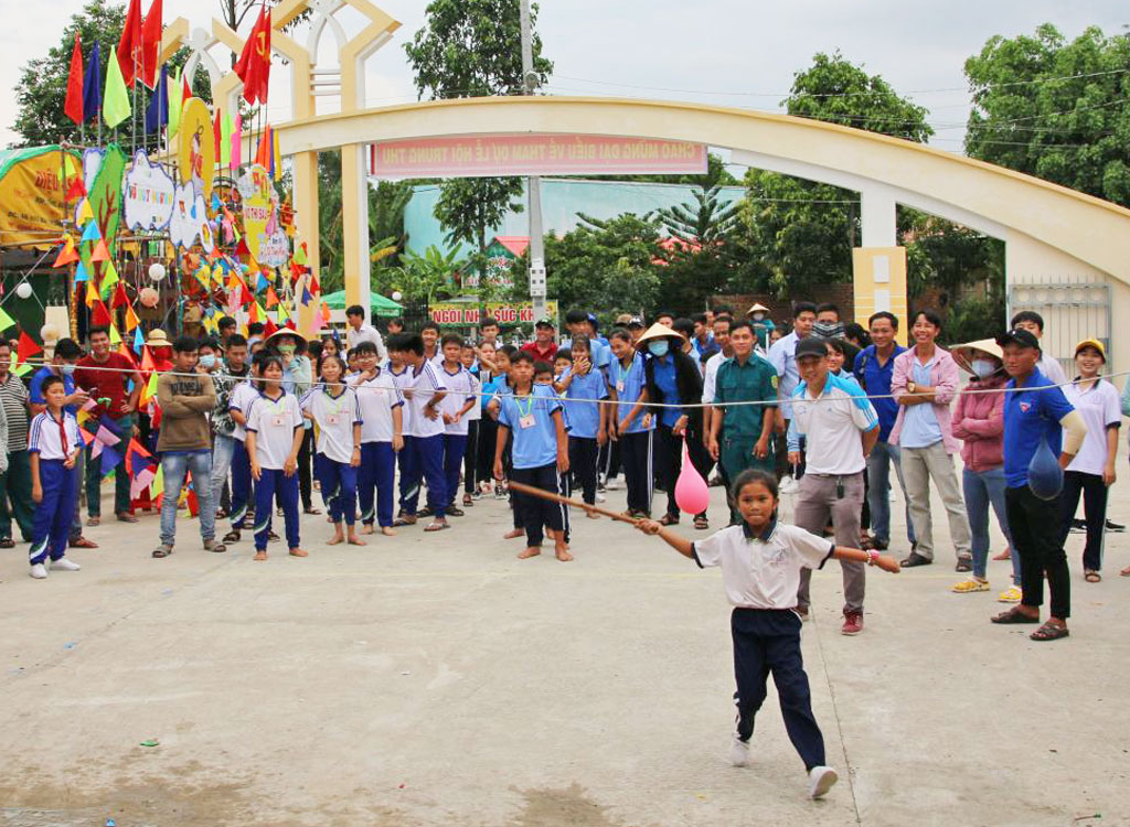 Long An: Mid-Autumn Festival organized, extremely needy children presented gifts Children participate in folk games