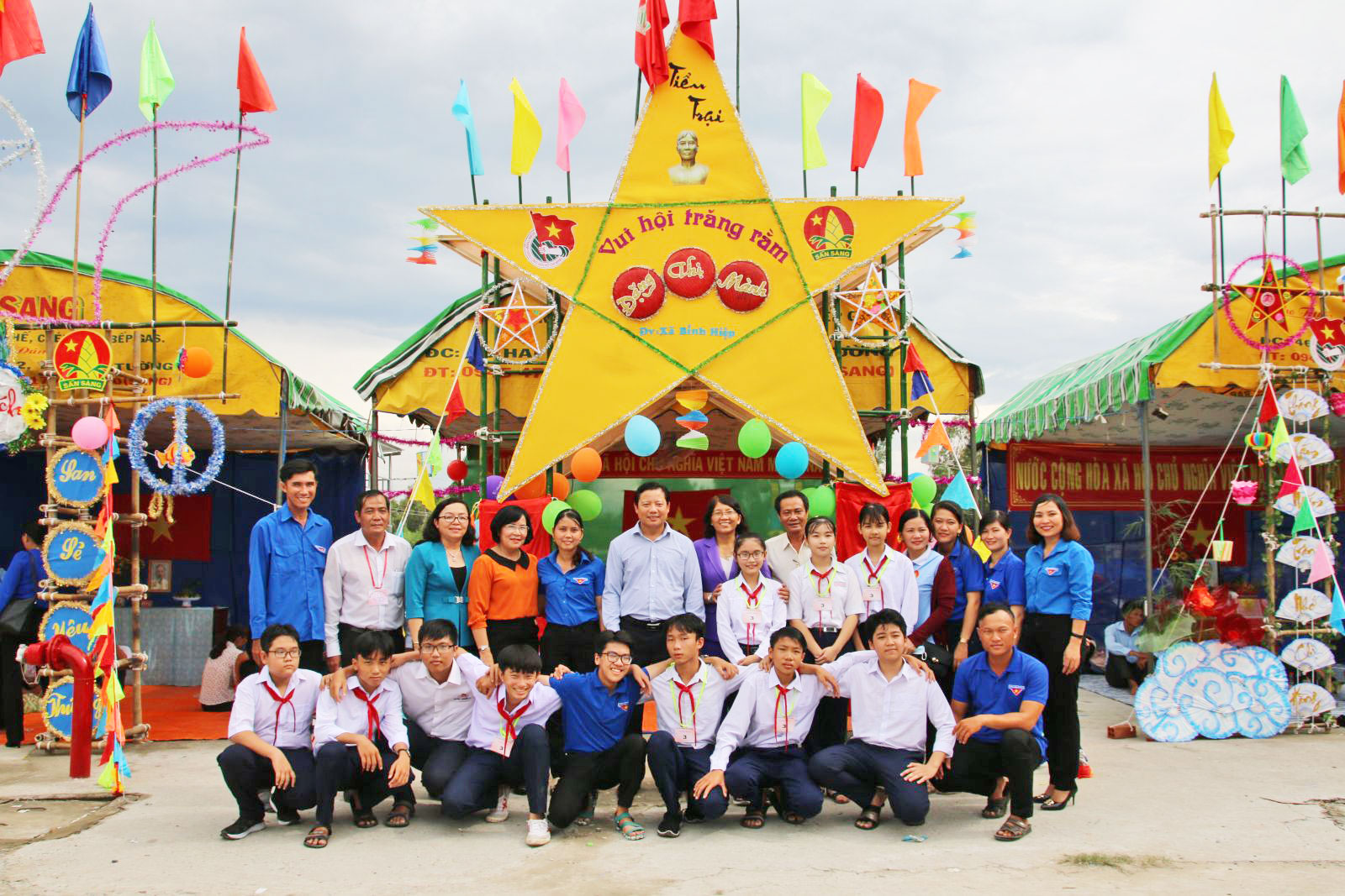 Long An: Mid-Autumn Festival organized, extremely needy children presented gifts The Long An People's Committee organizes the Mid-Autumn Festival with the theme