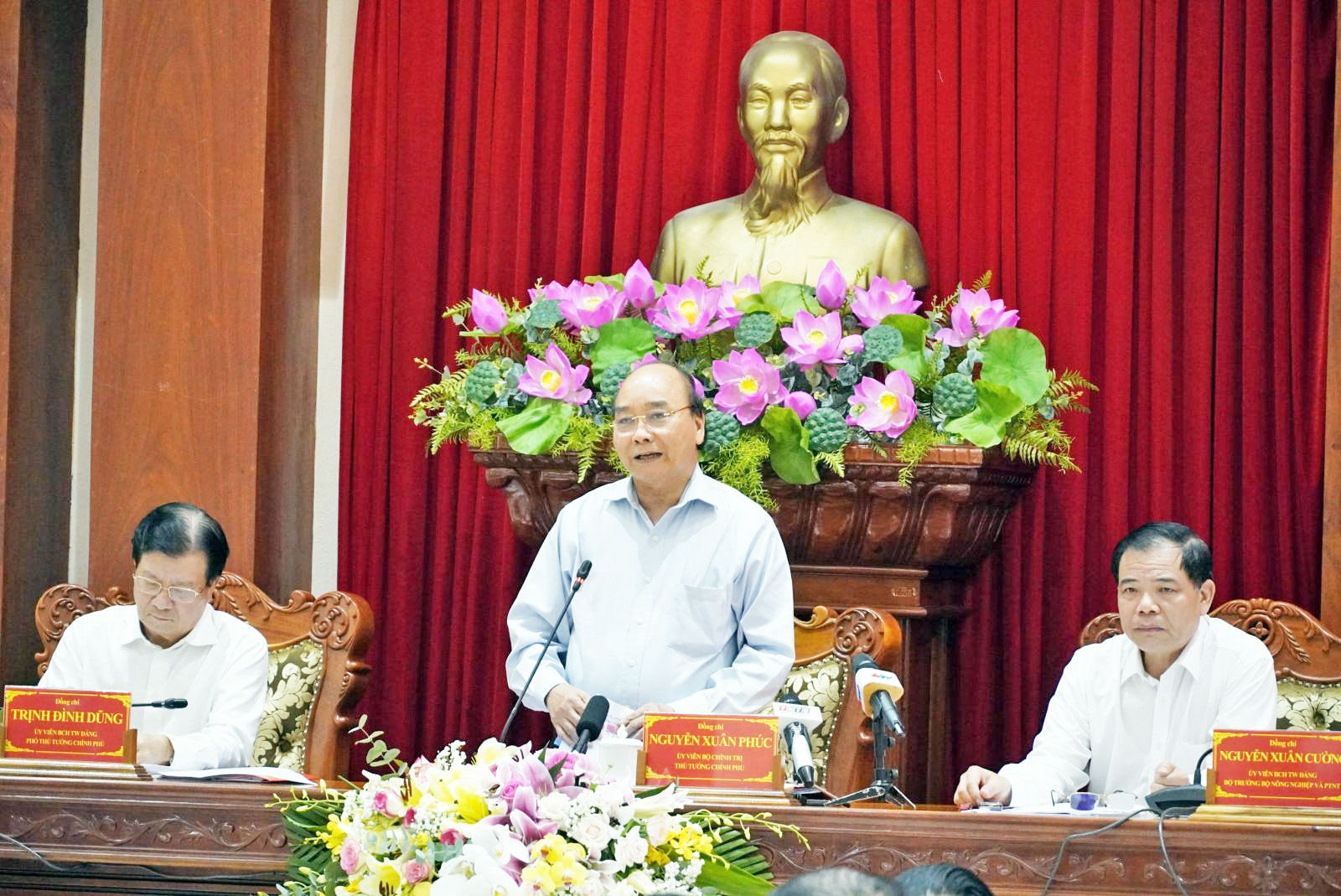 PM Nguyen Xuan Phuc requests to store water against drought, salinity right from rainy season PM - Nguyen Xuan Phuc asked localities to actively store water right from the rainy season to limit the damage caused by drought and salinity