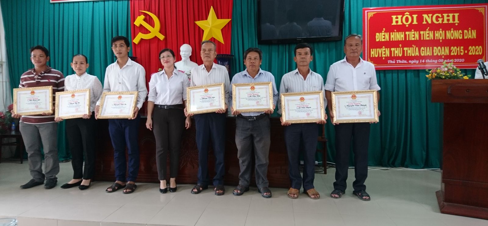 Anh Lê Văn Tiên (thứ 3, phải qua) được huyện khen thưởng tại Hội nghị điển hình tiên tiến Hội Nông dân huyện Thủ Thừa giai đoạn 2015-2020
