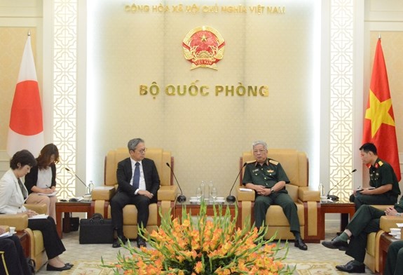 Deputy Minister of National Defence Sen. Lieut. Gen Nguyen Chi Vinh (second from right) receives Japanese Ambassador to Vietnam Yamada Takio (Photo: www.qdnd.vn)