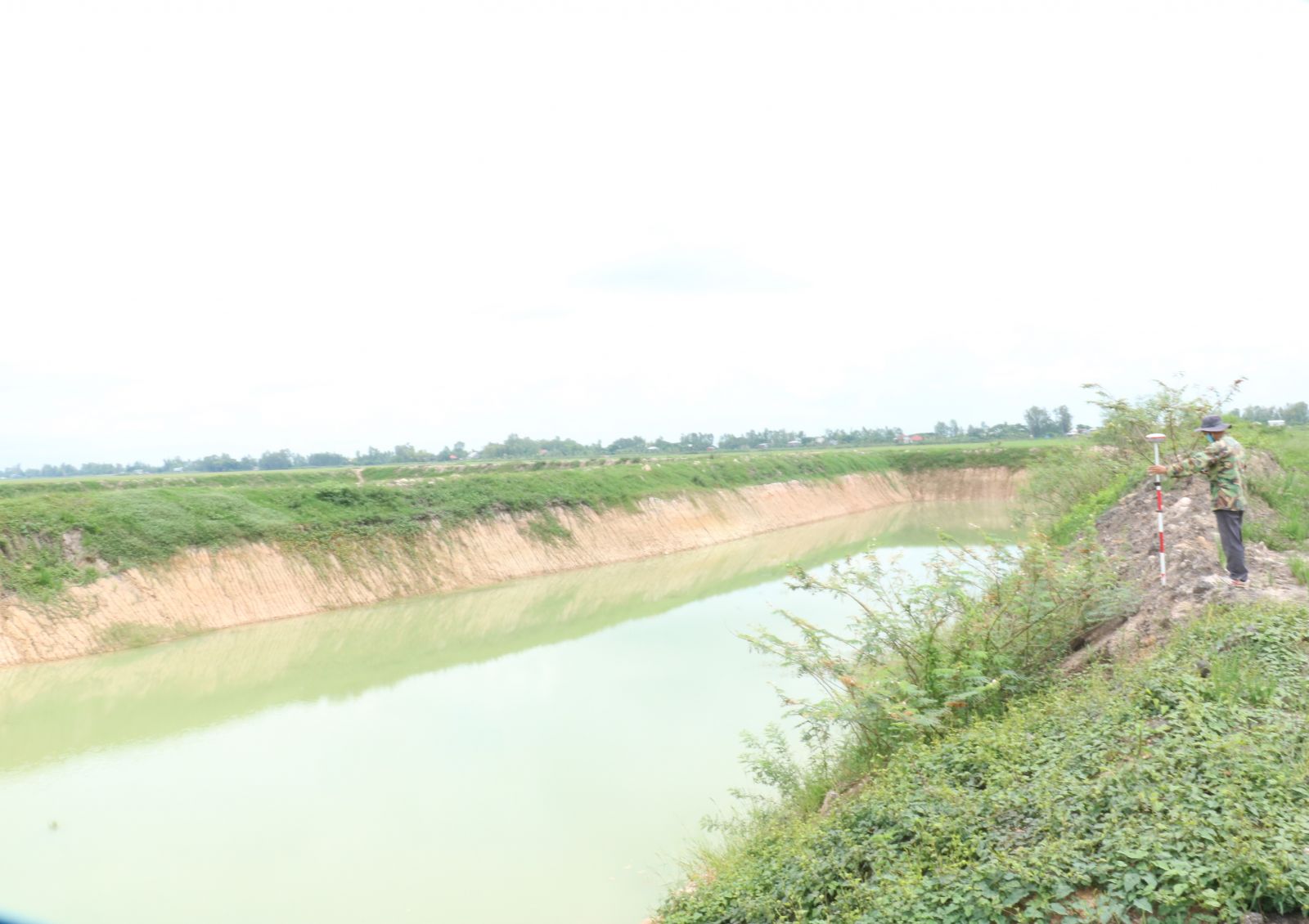 Các đơn vị tiến hành thống kê, đo đạc, thống kê trữ lượng đất khai thác trái phép tại xã Hưng Điền, huyện Tân Hưng để có biện pháp xử lý (Ảnh chụp hiện trạng ngày 22/9/2020)