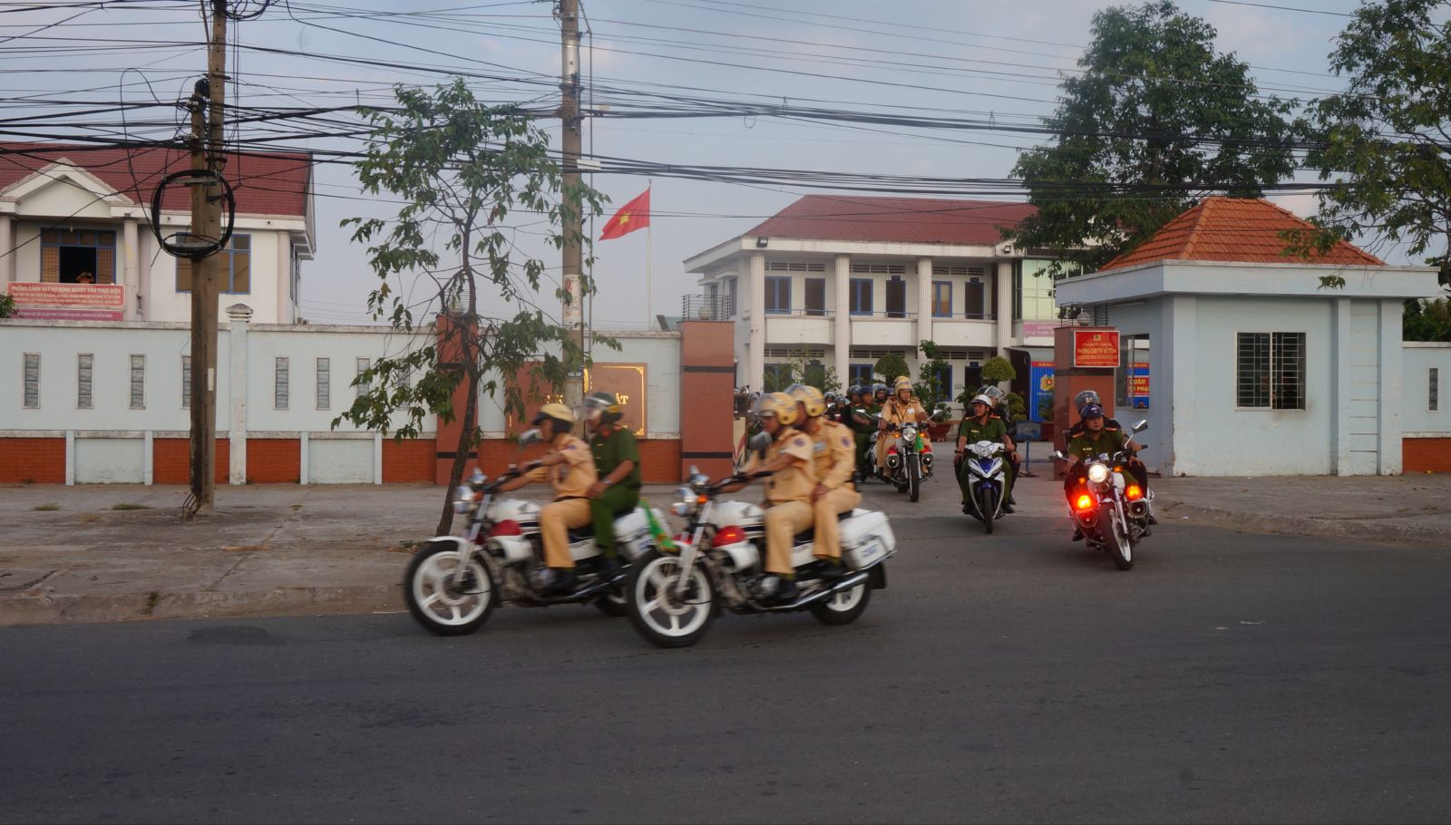 Cảnh sát giao thông thường xuyên tuần tra, kiểm soát phòng, chống tụ tập đua xe, cổ vũ đua xe trái phép