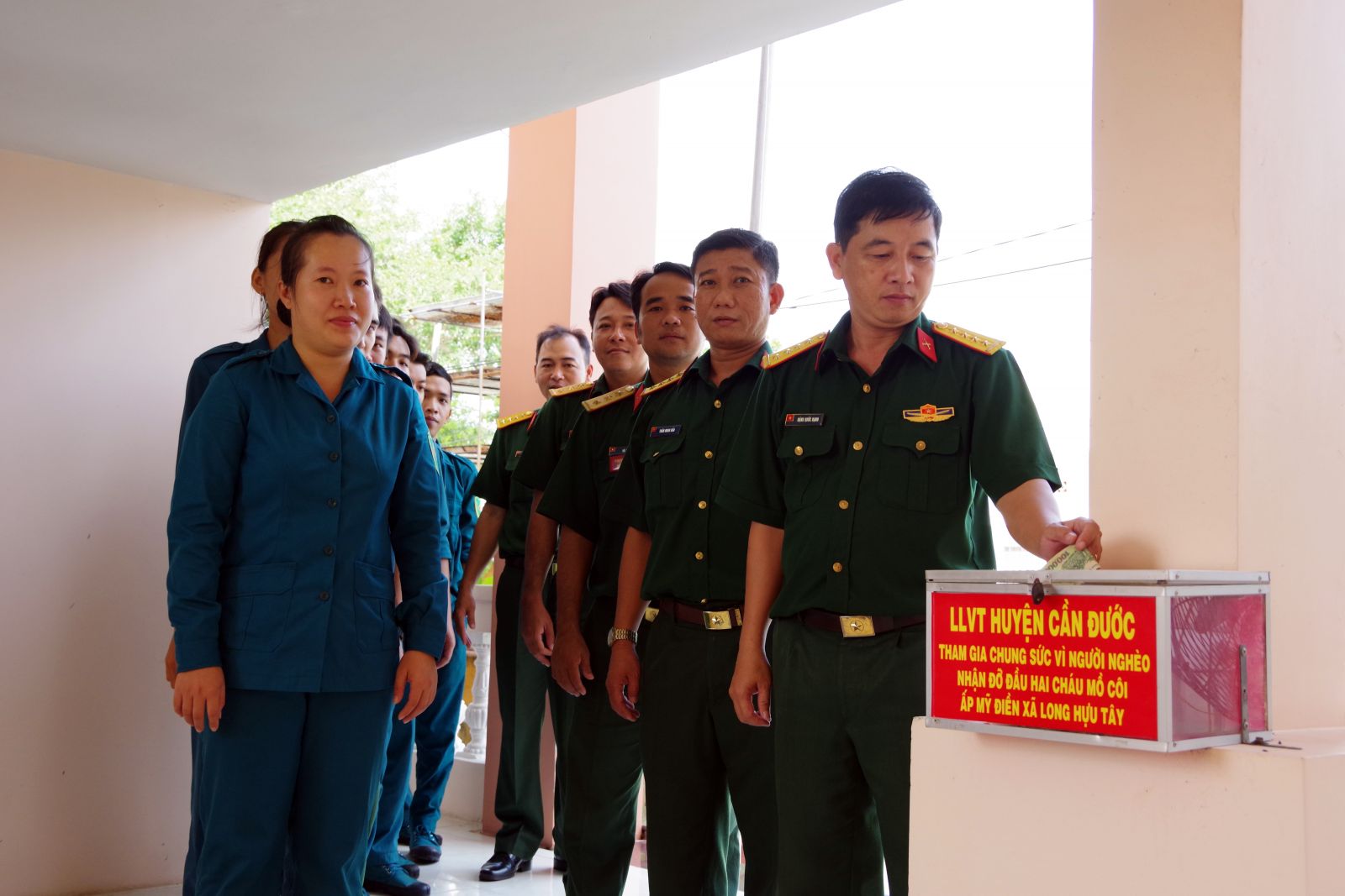 Cán bộ, chiến sĩ Ban Chỉ huy Quân sự huyện Cần Đước đóng góp quỹ giúp đỡ chị em Tuyền và Minh