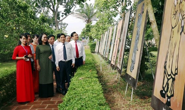 Administrators of Ha Tinh province and tourists contemplate oil paintings at the exhibition dedicated to Vietnamese great poet Nguyen Du and his works (Photo: VNA)
