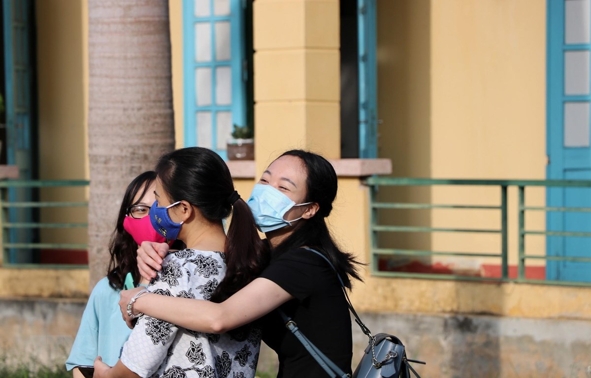 Niềm vui của công dân Việt Nam từ nước ngoài trở về khi hoàn thành thời gian cách ly. (Ảnh: Thanh Hải/TTXVN)