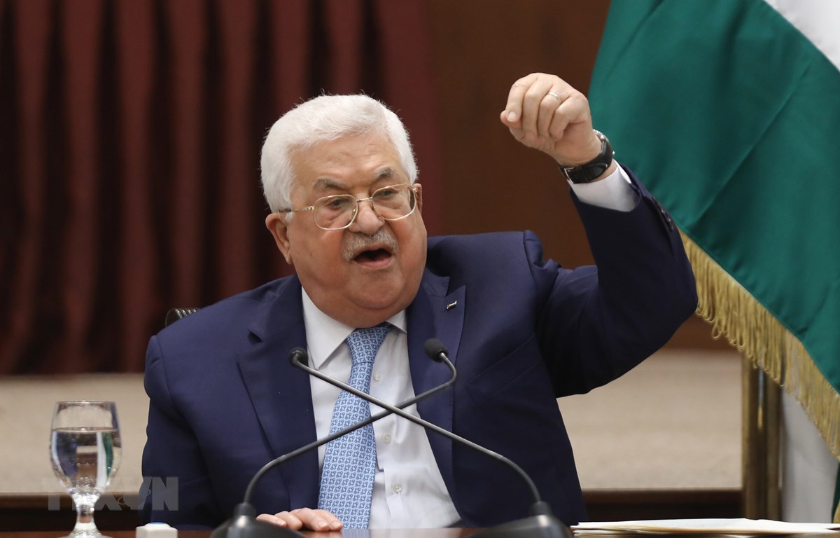 Tổng thống Palestine Mahmoud Abbas ngày 25/9 đã đề nghị Liên hợp quốc sắp xếp một hội nghị quốc tế bàn về tiến trình hòa bình Trung Đông trong bối cảnh một số quốc gia Arab vùng Vịnh vừa ký thỏa thuận bình thường hóa quan hệ với Israel.  Trong bài phát biểu gửi tới Đại hội đồng Liên hợp quốc, Tổng thống Abbas đã đề nghị Tổng Thư ký Liên hợp quốc Antonio Guterres triệu tập hội nghị này vào đầu năm 2021, với sự tham gia của "tất cả các bên liên quan."  Theo ông, hội nghị cần đưa đến một tiến trình hòa bình thực sự cho Trung Đông dựa trên luật pháp quốc tế.  Bên cạnh đó, Tổng thống Palestine cũng cho rằng hội nghị cần nhằm "chấm dứt sự chiếm đóng và mang lại quyền tự do và độc lập cho người dân Palestine trên chính mảnh đất của mình, dọc biên giới được xác định năm 1967, với Đông Jerusalem là thủ đô và giải quyết các vấn đề liên quan đến quy chế cuối cùng."  [Thỏa thuận UAE-Israel: "Nhát dao" đối với giải pháp hai nhà nước]  Tổng thống Abbas đưa ra tuyên bố trên trong bối cảnh Các Tiểu vương quốc Arab Thống nhất (UAE) và Bahrain hồi đầu tháng đã ký kết thỏa thuận bình thường hóa quan hệ với Israel, do Mỹ làm trung gian.  Chính quyền Palestine đã chỉ trích động thái trên của Mỹ, đồng thời phản đối mạnh mẽ quyết định của UAE và Bahrain.  Cùng ngày, Giáo hoàng Francis đã đề nghị các nhà lãnh đạo thế giới chống lại sự "suy yếu" của chủ nghĩa đa phương đang ngày một lớn, và cần chấm dứt cái mà ông cho là "xu thế mất lòng tin" toàn cầu.  Trong bài phát biểu gửi tới Đại hội đồng Liên hợp quốc, Giáo hoàng Francis khẳng định thế giới đang chứng kiến "sự suy yếu của chủ nghĩa đa phương" - vốn trở nên nghiêm trọng hơn khi xét đến sự phát triển các hình thức của công nghệ quân sự mới.  Do đó, theo ông, các nước cần phá vỡ "xu thế mất lòng tin" hiện nay, cũng như nới lỏng các biện pháp trừng phạt quốc tế, vốn gây hại cho dân thường, song không nêu chi tiết./.