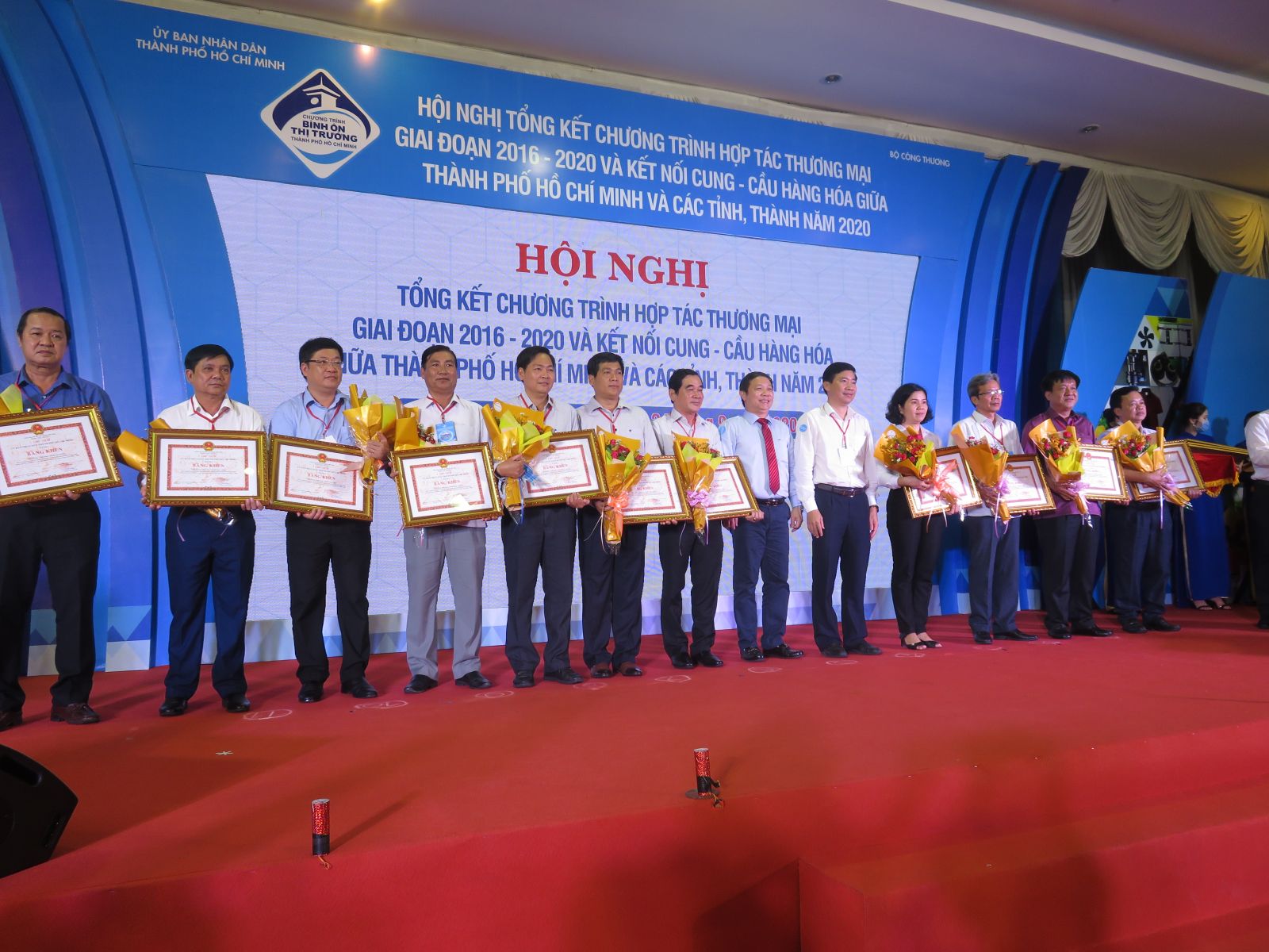 Ho Chi Minh City People's Committee awards Certificates of Merit to units actively implementing trade cooperation in the period 2016-2020 